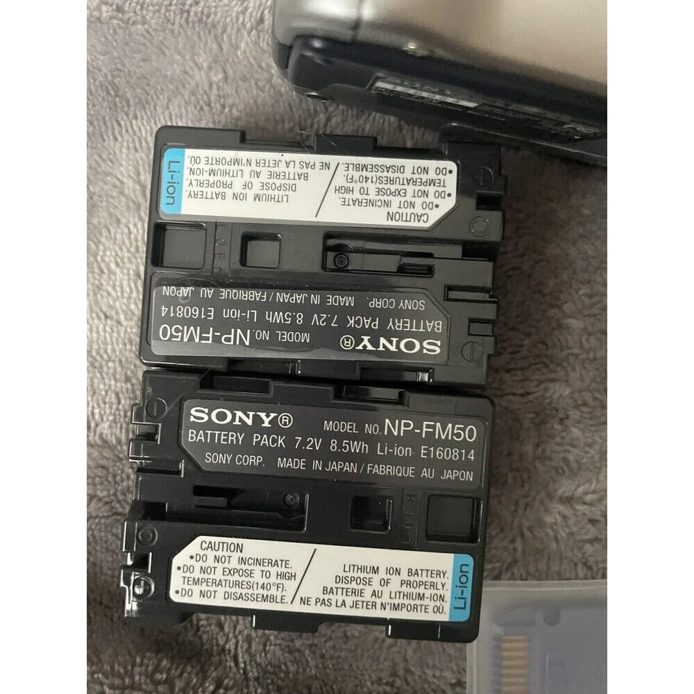 Sony stamina 2002.5 cyber shot camera 3.3 megapixels With Bag not Tested ￼￼